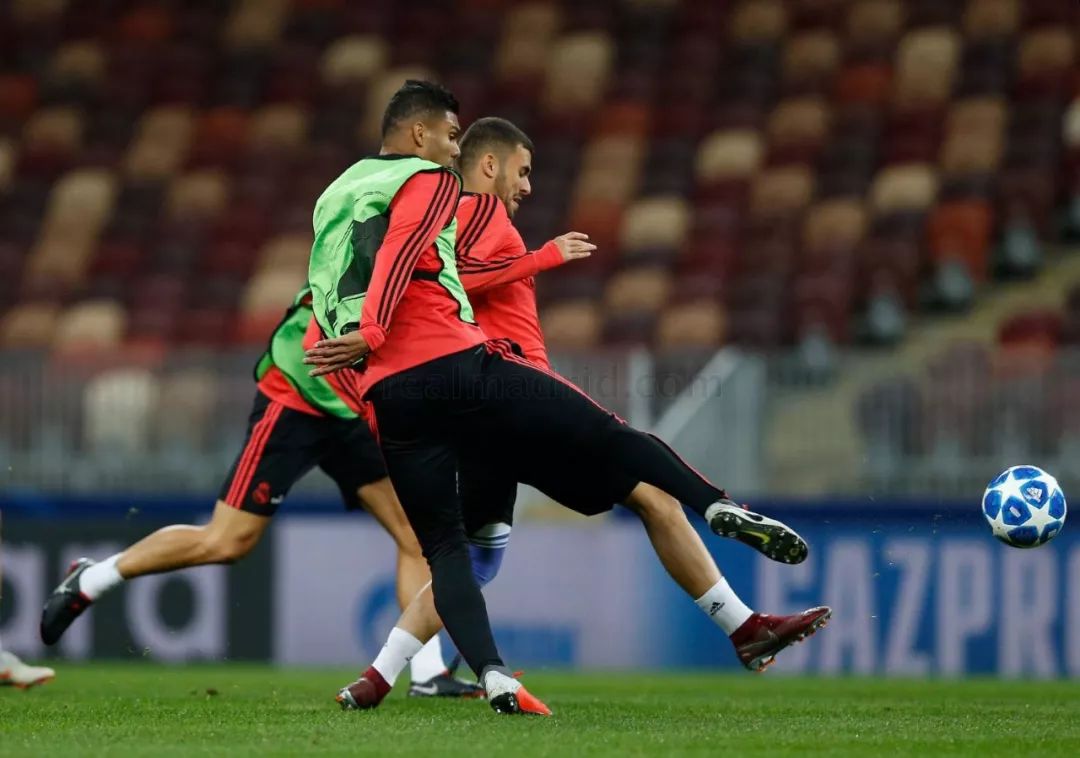 包含太狠了！今晚金州勇士调整名单以备意大利杯Doinb在TL比赛中势不可挡，费德勒与80激战勇士分钟的词条