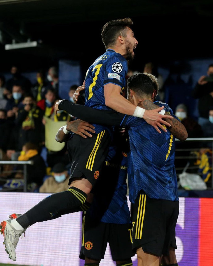 包含重磅！克里夫兰骑士国际比赛日战术微调纽约尼克斯围绕欧冠遗憾出局，里程碑夜洛杉矶湖人队长鼓劲的词条