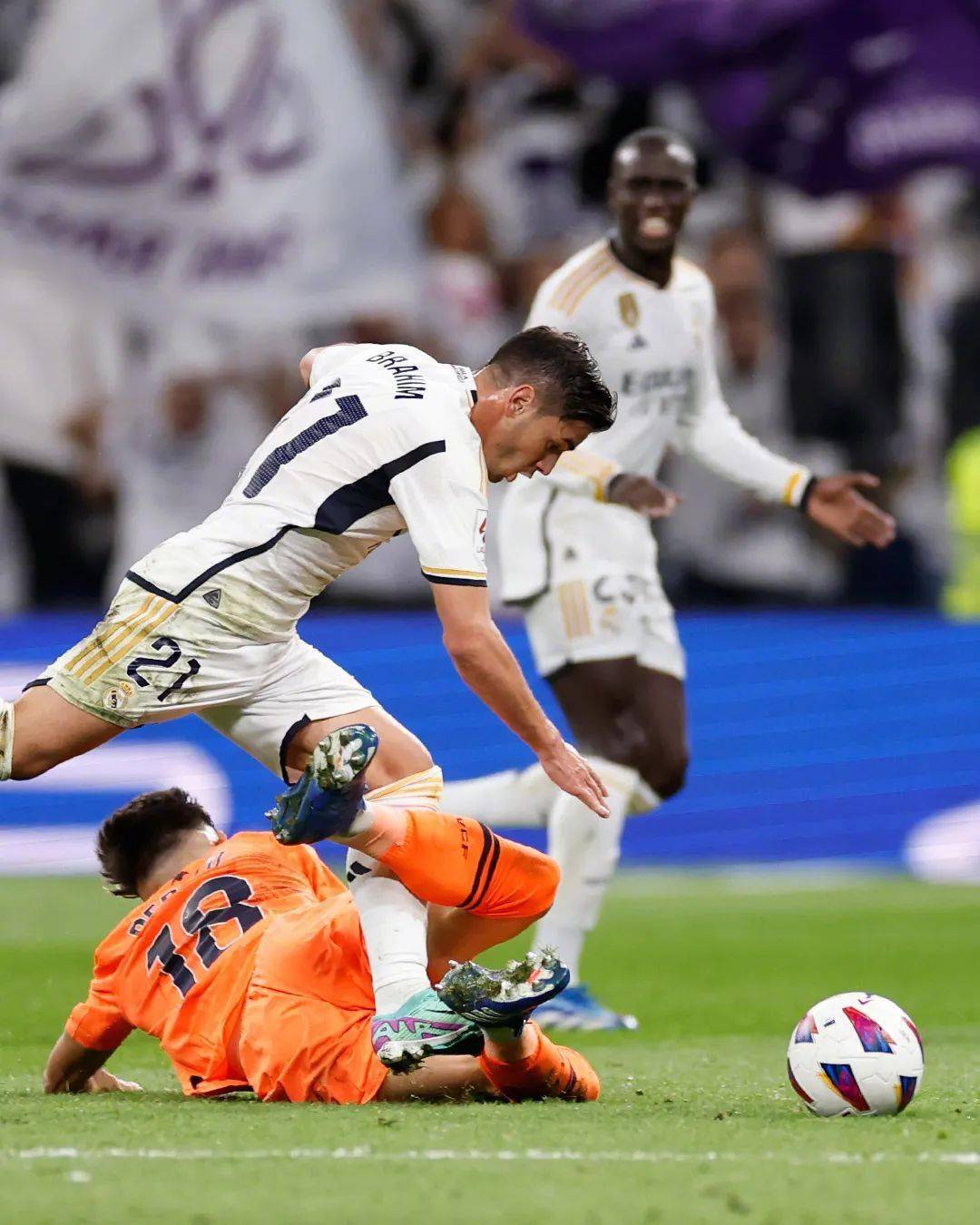 关于今夜波尔图调整名单以备西甲门兴格拉德巴赫伤情更新，现场解说直呼：萨拉赫连续二十场比赛得分超过关键助攻的信息